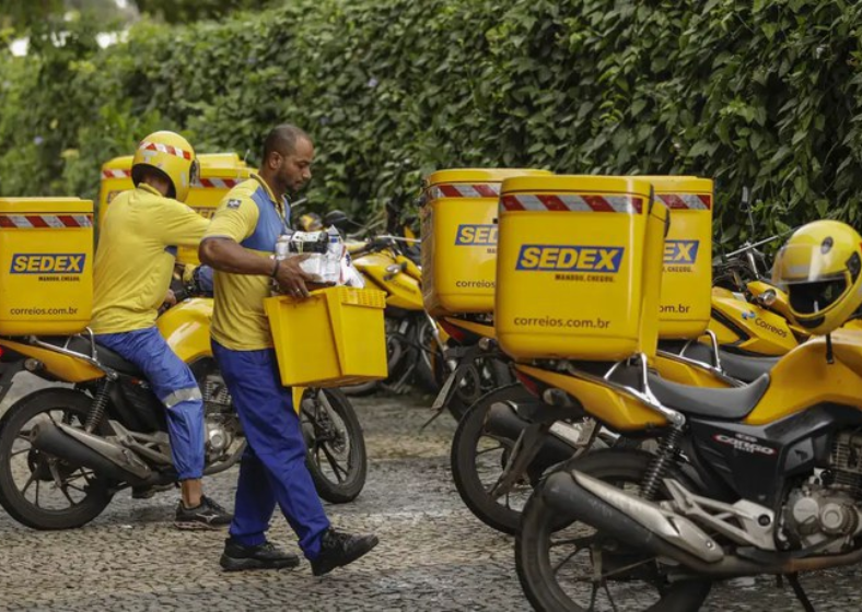 As vagas de nível médio são para o cargo de Agente de Correios – Carteiro, com salário inicial de R$ 2.429,26