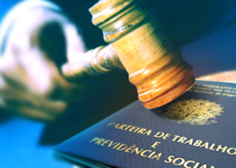 A chamada pejotização, que apesar de ser permitida pela Consolidação das Leis do Trabalho (CLT), precisa estar adequada a algumas normas para não se caracterizar fraude trabalhista, quando o patrão não assina a carteira de trabalho para não pagar o 13º salário, vale transporte e férias remuneradas, entre outros direitos.
