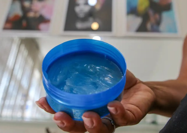 Nos últimos dois anos, a Agência cancelou a autorização de cerca de 1.500 produtos dessa categoria e criou regras mais rígidas para pomadas capilares.
